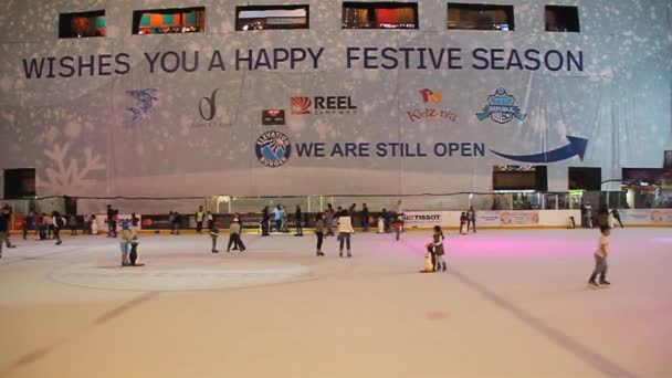 IJsring in de Dubai Mall, een van de grootste winkelcentra ter wereld. — Stockvideo