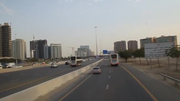 Tráfico en la carretera que conecta Dubai y Sharjah — Vídeos de Stock