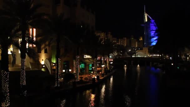 アラブ首長国連邦ドバイのMadinat Jumeirahから見たアラブ人のブルジュ・アル・アラブタワーの夜景 — ストック動画