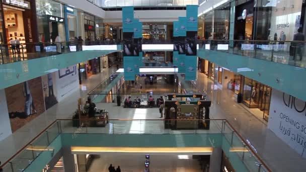 Interno del Dubai Mall, uno dei più grandi centri commerciali del mondo . — Video Stock