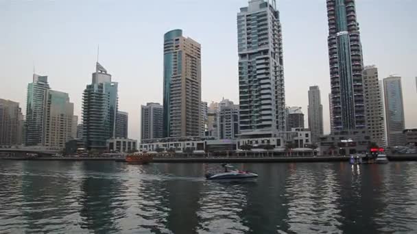 Höga byggnader i Dubai Marina, Förenade Arabemiraten — Stockvideo