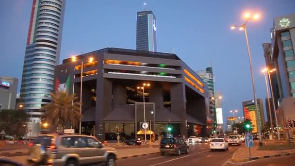 Edificio de la Bolsa de Kuwait en el centro de Kuwait . — Vídeo de stock