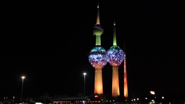 Vista nocturna de las Torres Kuwait — Vídeo de stock