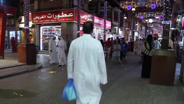 Winkelstraat in het centrum van Souq in Koeweit City — Stockvideo