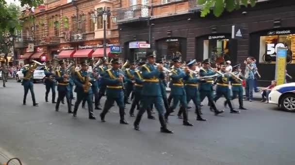 Défilé militaire lors des célébrations du Jour de la Constitution et du Jour des Symboles d'Etat à Erevan Vidéo De Stock Libre De Droits