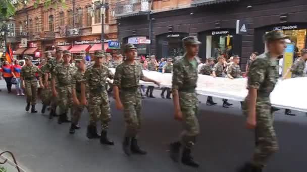 Défilé militaire lors des célébrations du Jour de la Constitution et du Jour des Symboles d'Etat à Erevan Clip Vidéo