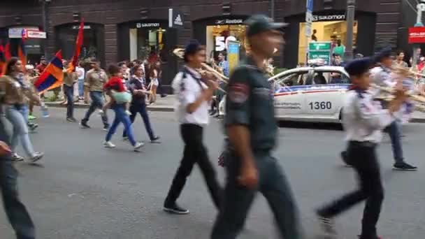 Défilé militaire lors des célébrations du Jour de la Constitution et du Jour des Symboles d'Etat à Erevan Séquence Vidéo Libre De Droits