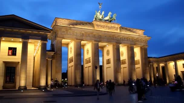 ベルリンのブランデンブルク門での夕暮れの経過. — ストック動画