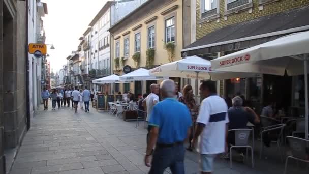 Dom Diego de Sousa calle peatonal en Braga con Arco de la Nueva Puerta, Portugal — Vídeo de stock