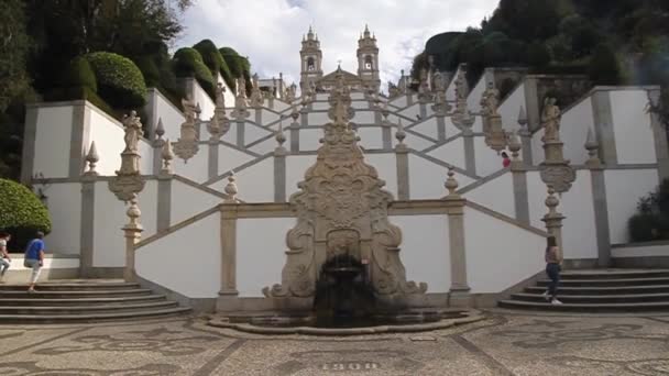 Escadaria barroca para o Santuário do Bom Jesus do Monte, perto de Braga, Portugal — Vídeo de Stock