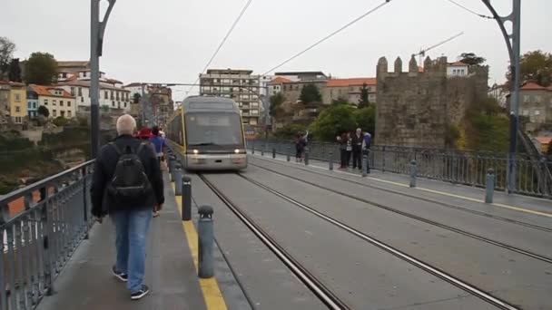 Tren de metro en el puente Dom Luis en Oporto, Portugal — Vídeo de stock