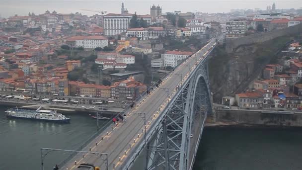 Tunnelbanetåg vid Dom Luis bron i Porto — Stockvideo