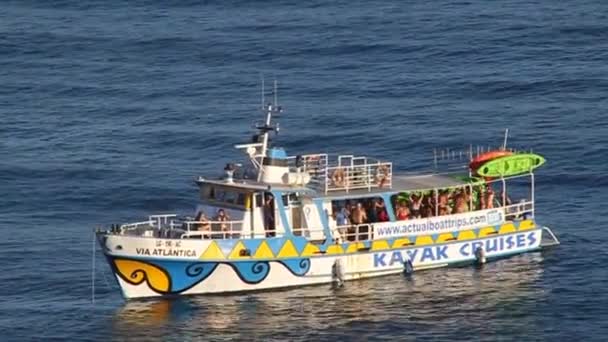 Tour boat Via Atlantica of Actual Boat Trips company near Lagos, Portugal. — Stock video