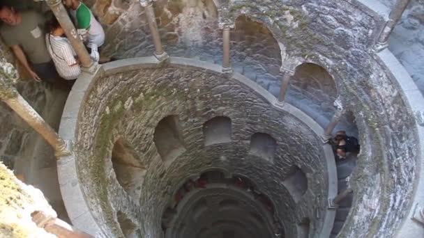 Trappan till Poco Iniciatico Initiation Well i Quinta da Regaleira-komplexet i Sintra, Portugal — Stockvideo