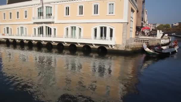 Traditionele kleurrijke Moliceiro boot op een kanaal in Aveiro, Portugal — Stockvideo