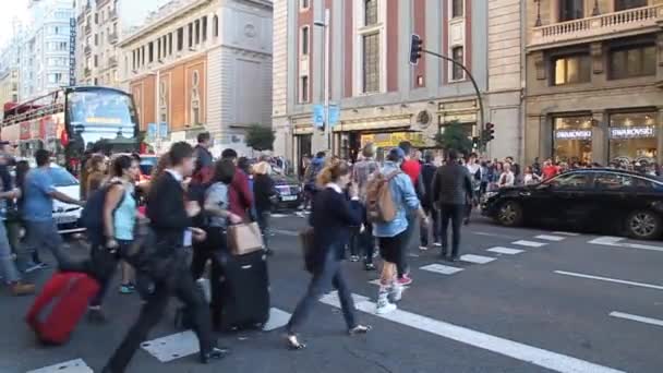 Peatones cruzando la calle Gran Vía en Madrid . — Vídeos de Stock
