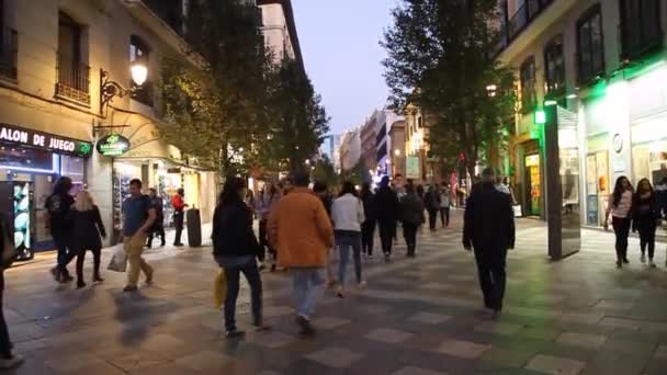 Pessoas andando em uma rua em Madrid, Espanha — Vídeo de Stock