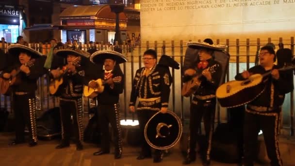 Gruppo di Mariachi che si esibisce in piazza Puerta del Sol a Madrid . — Video Stock