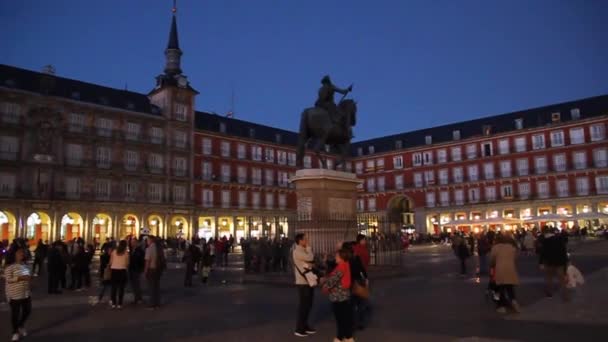 Vista nocturna de la Plaza Mayor de Madrid . — Vídeos de Stock