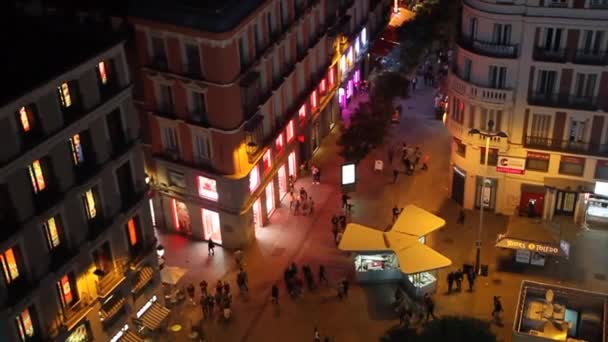 Akşam Calle Gran Via Caddesi, Plaza del Callao Meydanı ve Madrid 'deki Carrion Binası' nda. — Stok video