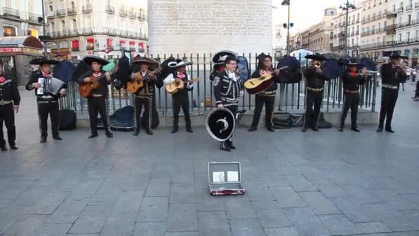 Gruppo di Mariachi che si esibisce in piazza Puerta del Sol a Madrid . — Video Stock