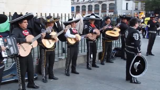 Mariachi grubu Madrid 'deki Puerta del Sol Meydanı' nda sahne alacak.. — Stok video