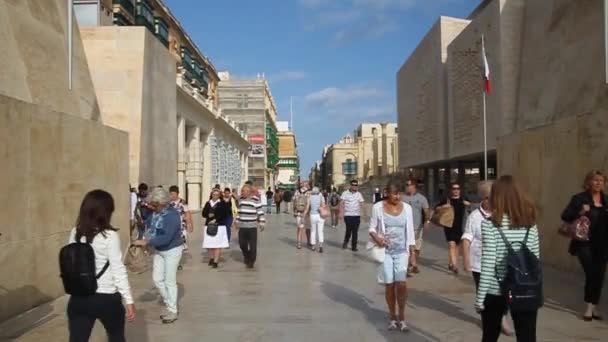 Straße der Republik und das Stadttor in Valletta, der Hauptstadt Maltas — Stockvideo