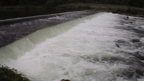 Weir sul fiume Lech — Video Stock