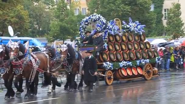 Participants of the annual opening parade of the Oktoberfest in Munich. — Stock Video