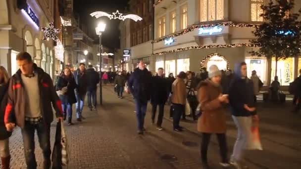 La gente cammina sulla strada pedonale Hauptstrasse a Heidelberg . — Video Stock