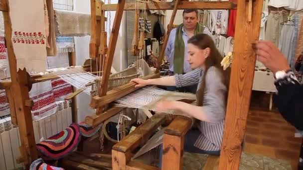 Laboratorio di tessitura a Dudutki Museo all'aperto, Bielorussia — Video Stock