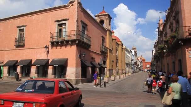 Utsikt över en gata i centrala Queretaro, Mexico — Stockvideo