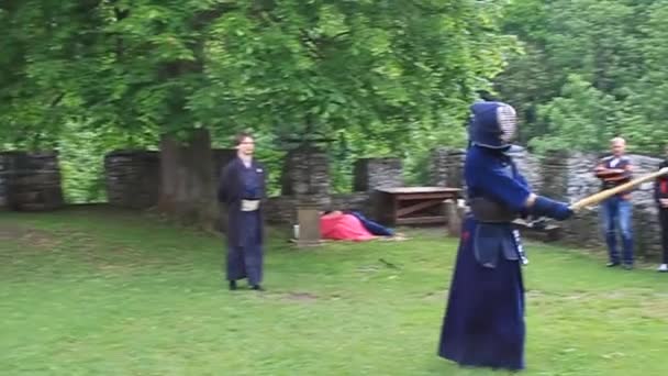 在捷克共和国的一座中世纪城堡举行的剑道武术表演 — 图库视频影像