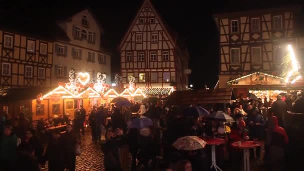 Menschen auf dem Weihnachtsmarkt in Bad Wimpfen. — Stockvideo