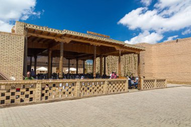 KHIVA, UZBEKISTAN - 25 Nisan 2018: Özbekistan 'ın eski Khiva kentindeki Mirza Boshi çay evi