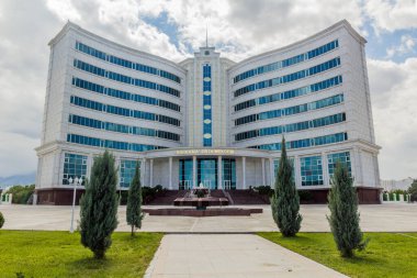ASHGABAT, TURKMENISTAN - 18 Nisan 2018: Türkmenistan 'ın başkenti Ashgabat' ta Ruhnama Ortaokulu