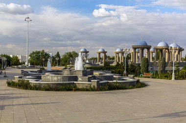 Ashgabat, Türkmenistan 'daki Bağımsızlık Parkı' ndaki çeşmeler ve pavyonlar