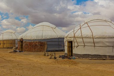 Özbekistan 'ın Kyzylkum çölündeki Ayaz Qala kalesi yakınlarındaki Yurt kampı