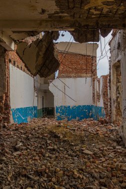 Eski Aral Denizi liman kenti Moynaq (Moynoq veya Muynak), Özbekistan 'daki terk edilmiş balık konserveleri fabrikası kalıntıları.