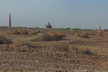 Eski Konye-Urgench kalıntıları, Türkmenistan. Kutlug Timur Minaret, Sultan Tekesh Anıtmezar ve Il Arslan Anıtmezar görünür.