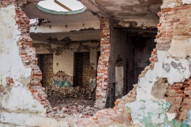 Eski Aral Denizi liman kenti Moynaq (Moynoq veya Muynak), Özbekistan 'daki terk edilmiş balık konserveleri fabrikası kalıntıları.