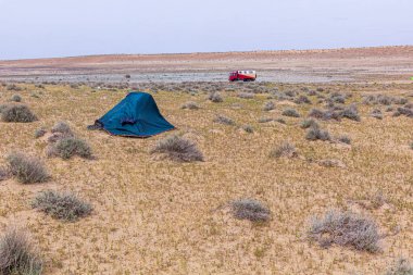 Türkmenistan 'da Darvaza (Derweze) gaz krateri (Cehennemin Kapısı) yakınlarındaki Karakum Çölü' nde Çadır