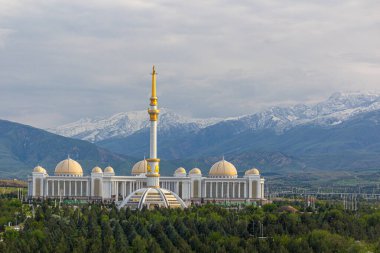Ashgabat, Türkmenistan 'daki Bağımsızlık Anıtı ve Ulusal Kütüphanesi