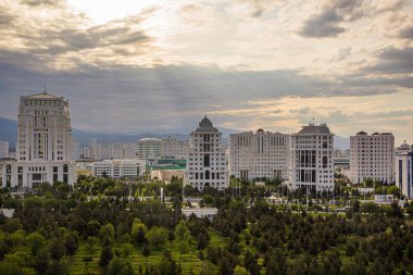 Ashgabat, Türkmenistan 'da mermer kaplı yeni binalar