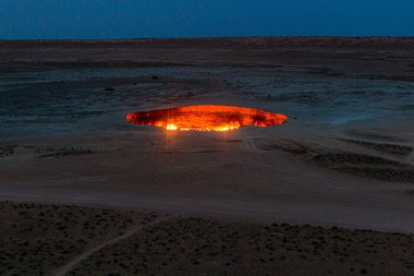 Türkmenistan 'da Darvaza (Derweze) gaz krateri (ayrıca Cehennem Kapısı olarak da bilinir)