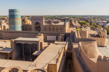 Özbekistan 'ın eski Khiva kentindeki Batı Kapısı ve Kalta Minor minaresi ile güçlendirme duvarları.