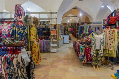 KHIVA, UZBEKISTAN - 25 Nisan 2018: Özbekistan 'ın Khiva kentindeki Allakuli Han pazarının içi