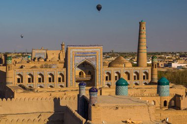 Özbekistan 'ın eski Khiva kasabasının yukarısındaki sıcak hava balonu. Muhammed Rakhim Khan Madrassah görünür..