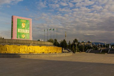 ASHGABAT, TURKMENISTAN - 17 Nisan 2018: Ruhların Kitabı, Türkmenistan 'ın Ashgabat, Türkmenistan' daki ilk cumhurbaşkanı olan Türkmenistan 'ın yazdığı Ruhlar Heykeli