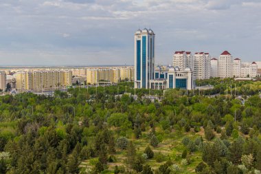 Ashgabat, Türkmenistan 'da eski Sovyet blokları (solda) ve yeni mermer kaplı binalar